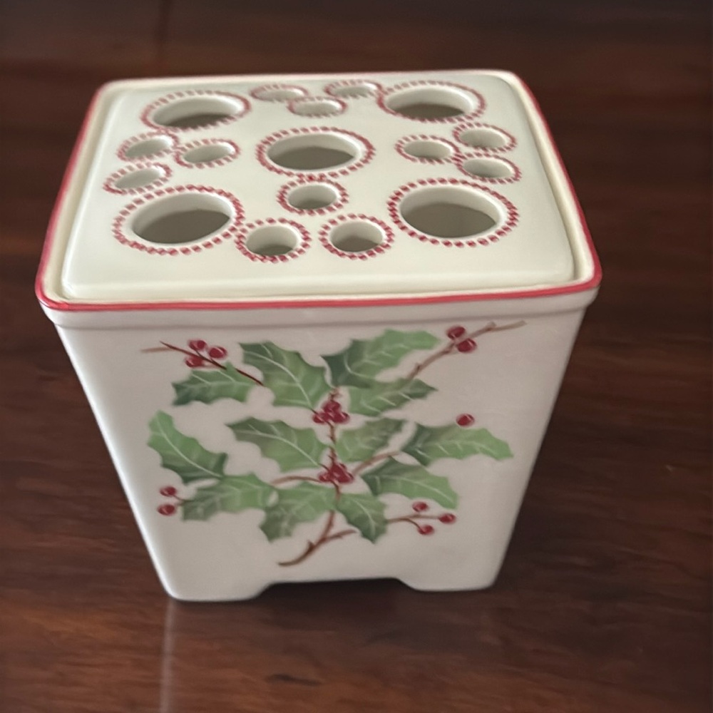 Williamsburg floral Holly meadow flower collection English ceramic vessel